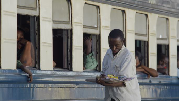 非洲火车站坐在车厢里等待出发的乘客