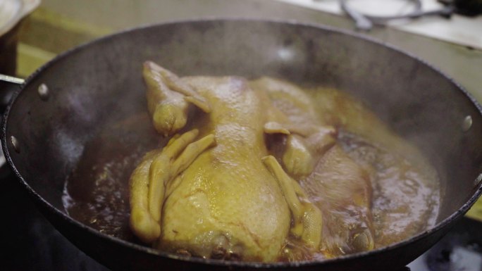 中国厨房里正在用铁锅炖煮鸭子