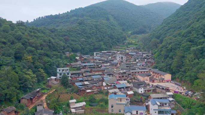 云雾下的茶马古道经过的少数民族村庄