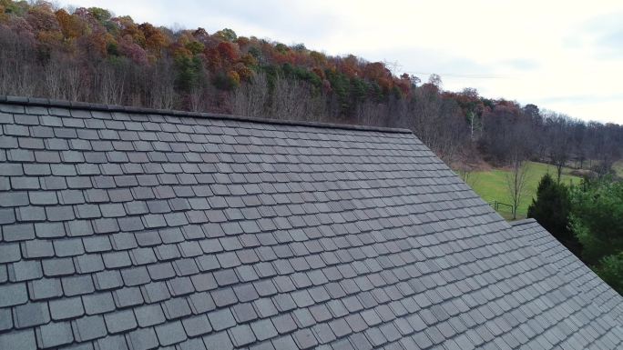 农舍的屋顶和屋顶瓦。