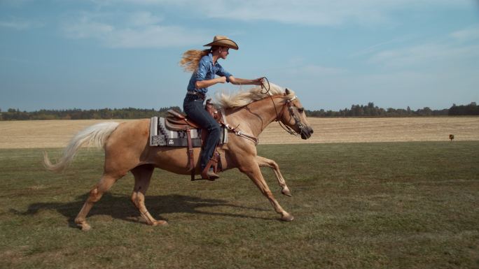 女子骑马超慢动作奔跑前行马场牧场广告空镜