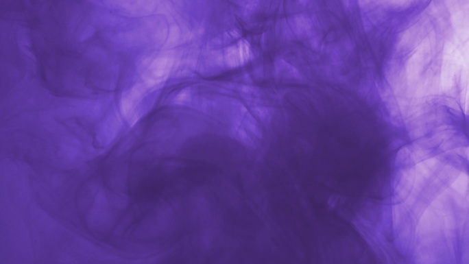 紫罗兰色的颜料像烟云一样漂浮在水中