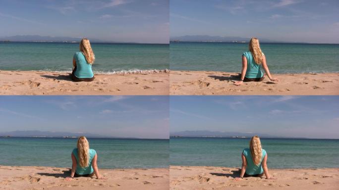 海滩上的女人背影后背金发女郎海边沙滩