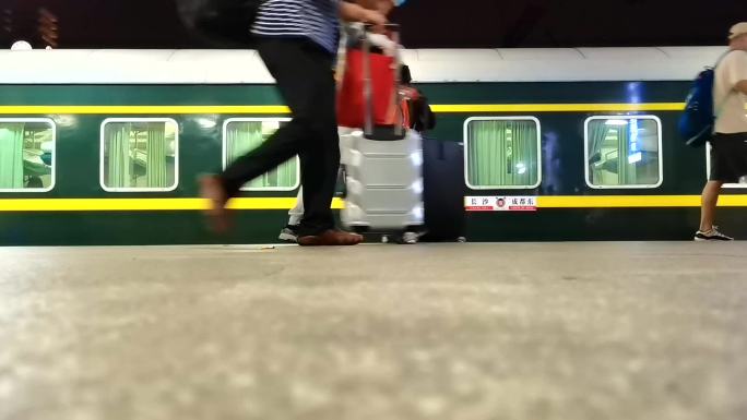 拖着行李箱赶上车的旅客绿皮火车