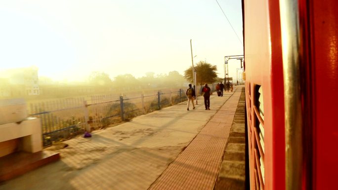 旅客列车窗外行人车站阳光速度