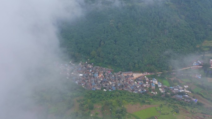 云雾下的少数民族村庄