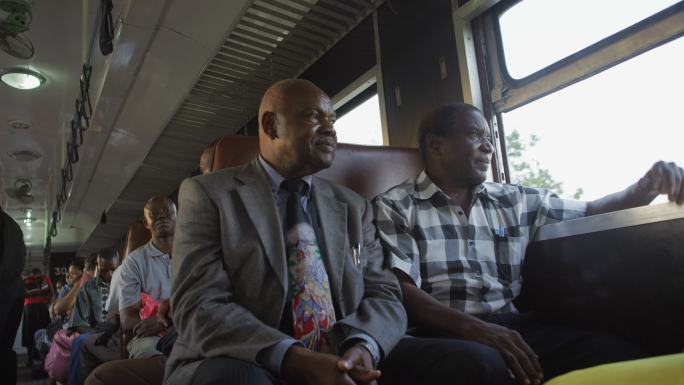 非洲坦桑尼亚火车上的乘客