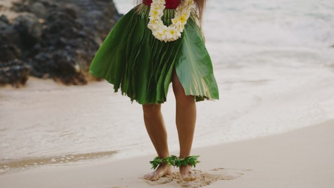 夏威夷草裙舞海边跳舞礁石