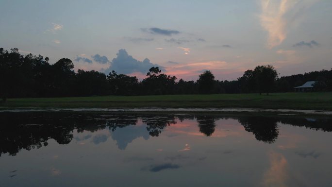 池塘，从傍晚的日落中可以看到树木的倒影。