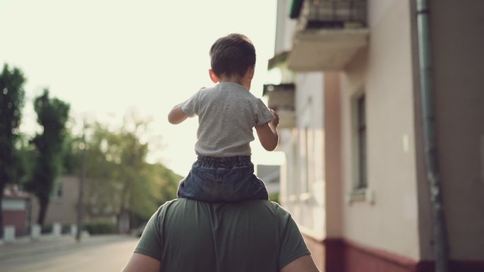 父子父爱父亲背着孩子育儿小孩童年童真童趣