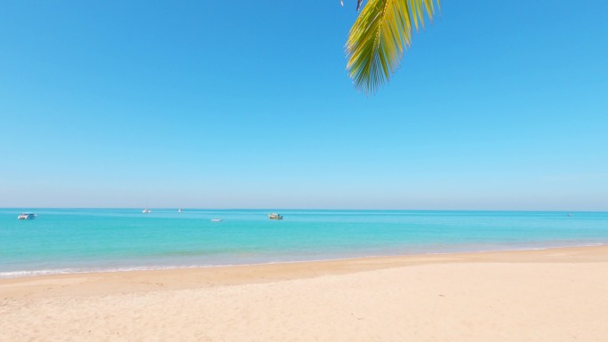 海浪冲击着金色的沙滩