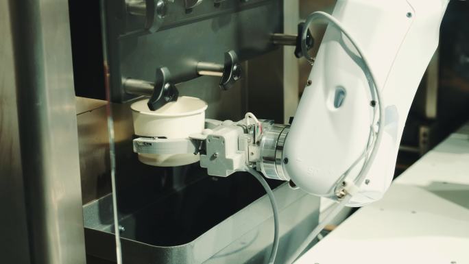 人工智能机器人在咖啡机上煮咖啡