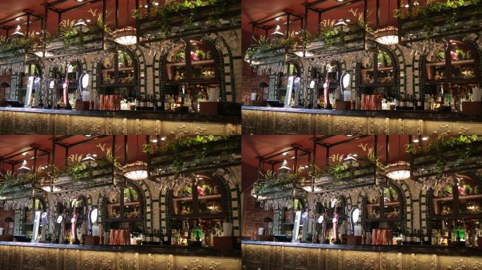 一家餐厅内酒吧的平移镜头。