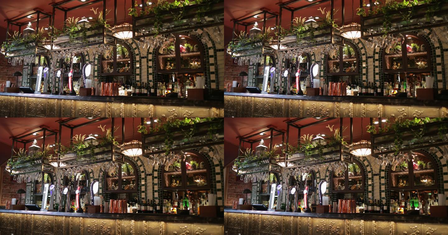 一家餐厅内酒吧的平移镜头。