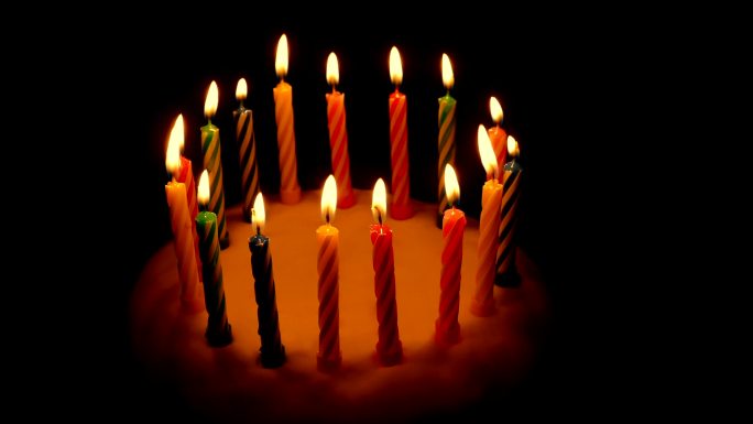 蛋糕上的生日蜡烛在黑暗中被吹灭