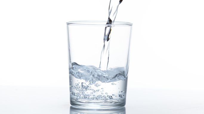 将水倒入玻璃中实拍视频倒水倒酒玻璃杯