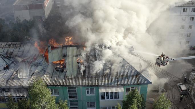 一栋住宅高层建筑的屋顶正在燃烧