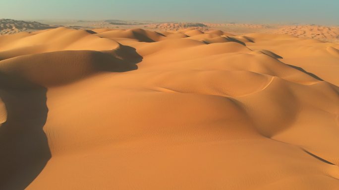 飞越沙漠中的沙丘。
