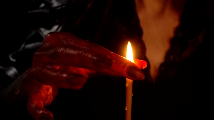 女巫用手熄灭蜡烛祈祷蜡烛片头文字幕烛光哀