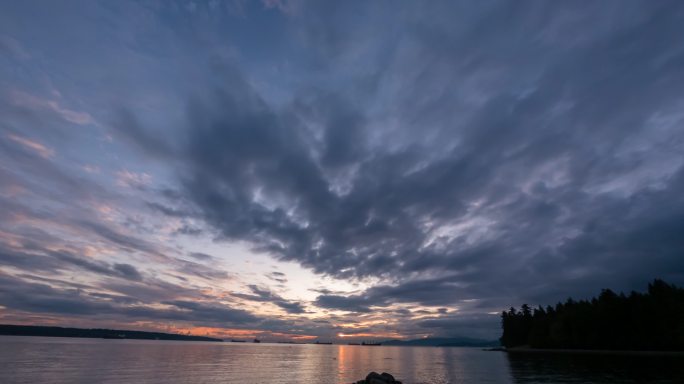 海湾上空日落的视频延时全景图。