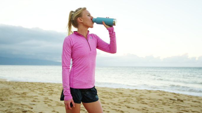 运动女性喝运动饮料
