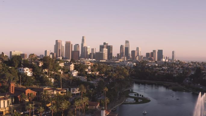 加利福尼亚日落时洛杉矶市中心的鸟瞰全景图