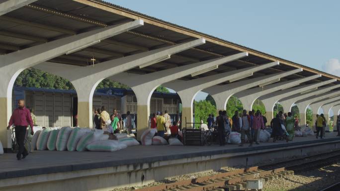 非洲在火车站站台搬运货物的工人