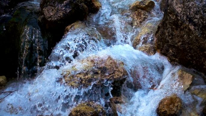 山区河流的地表水慢运动流淌