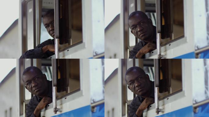 非洲火车司机在驾驶室窗口瞭望
