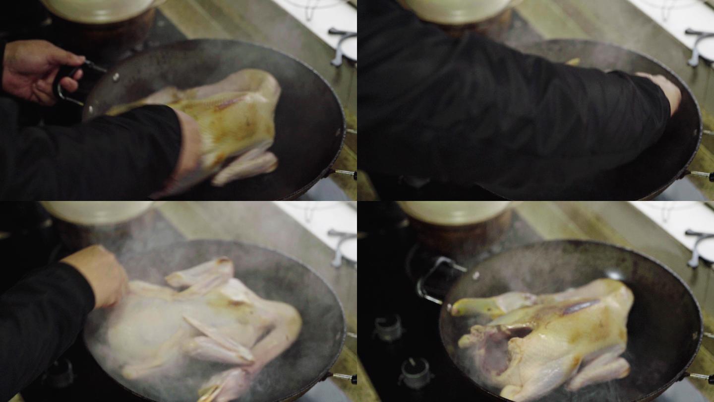 一位厨师在烹饪鸭子，给鸭子烫皮煎香
