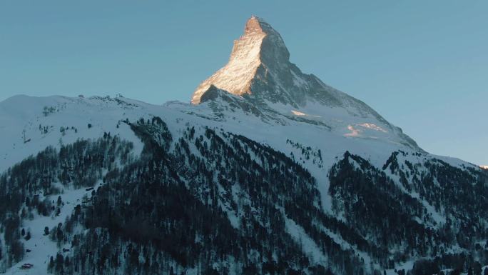 冬季早晨的瑞士阿尔卑斯山