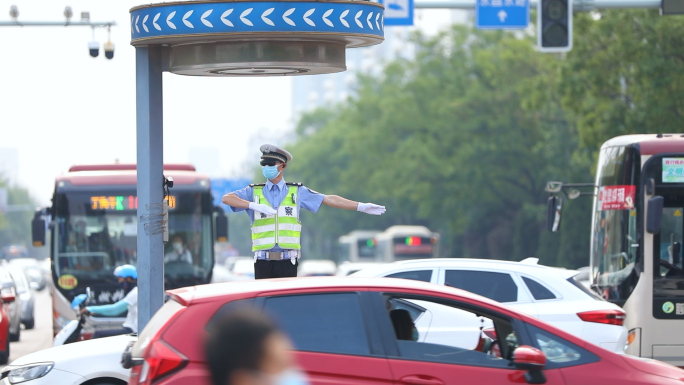 交警烈日下指挥交通