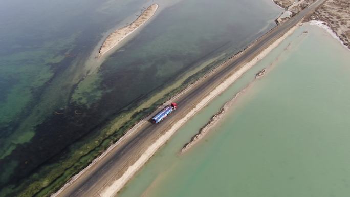 西北 青海 盐湖  运输 大卡车  航拍