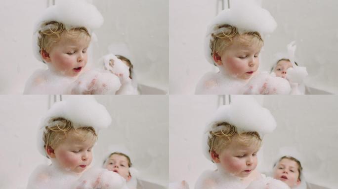 男婴和妹妹洗澡时间