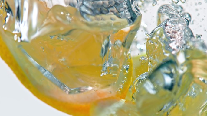 柠檬片掉入水中时产生气泡