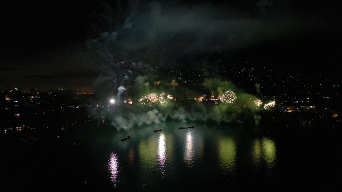 湖边焰火表演火-自然现象色彩河流
