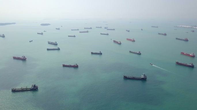 阳光下的海面捕鱼渔民渔船撒网湖泊渔夫农业