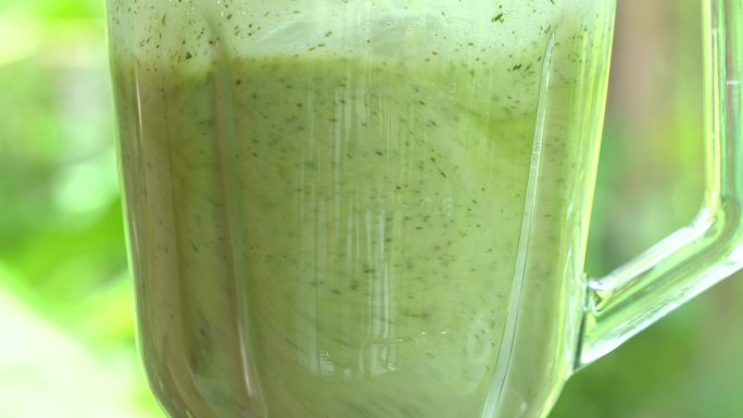 水果和蔬菜混合成健康的绿色冰沙。