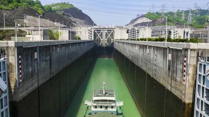 4K 三峡大坝船闸 船队进出 水面升降