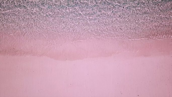 粉色海滩水鸟瞰图海边大海航拍