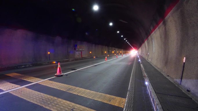 高速公路隧道内救援车驶过