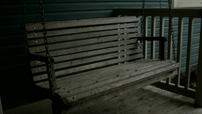 门廊上前的长凳吊椅木凳阳台