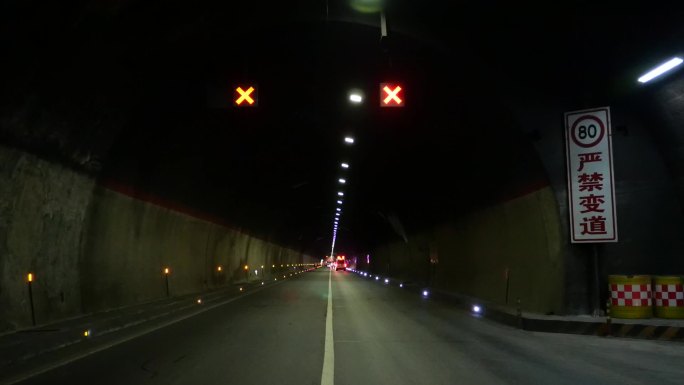 高速公路隧道发生车祸警灯闪烁