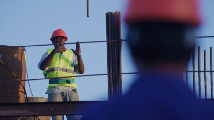 非洲建筑工地建筑工人吹哨指挥吊车