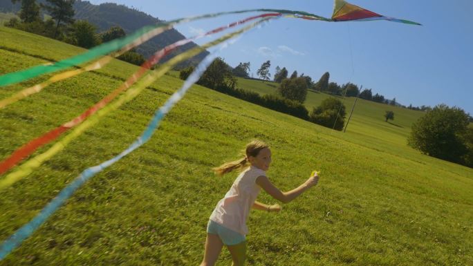 在放风筝的小女孩春季草原陪伴小孩奔跑小孩