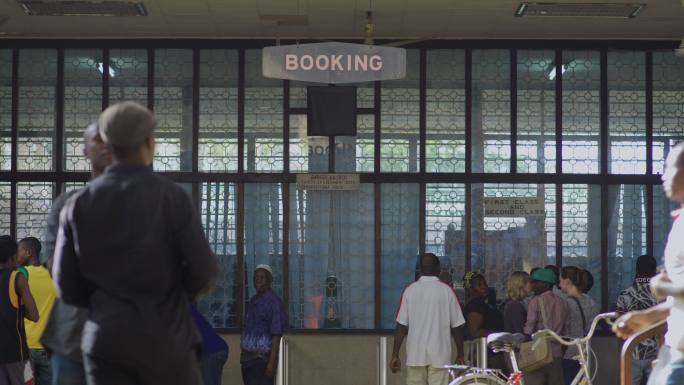 非洲乘客在火车站售票窗口买火车票