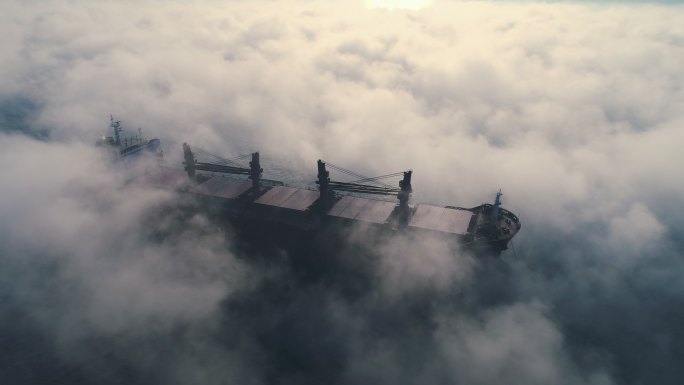 货柜船在海雾中航行的鸟瞰图