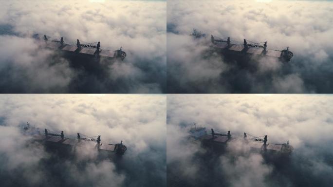 货柜船在海雾中航行的鸟瞰图