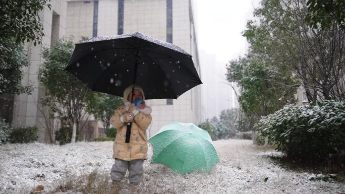 冬天下雪升格小孩大人雪中玩耍走路7