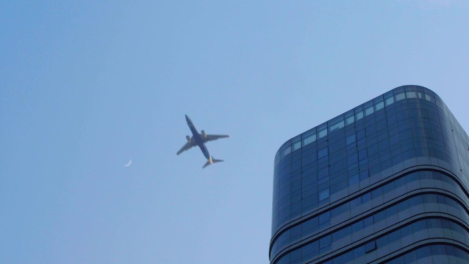 飞机从城市金融商务大楼上飞过